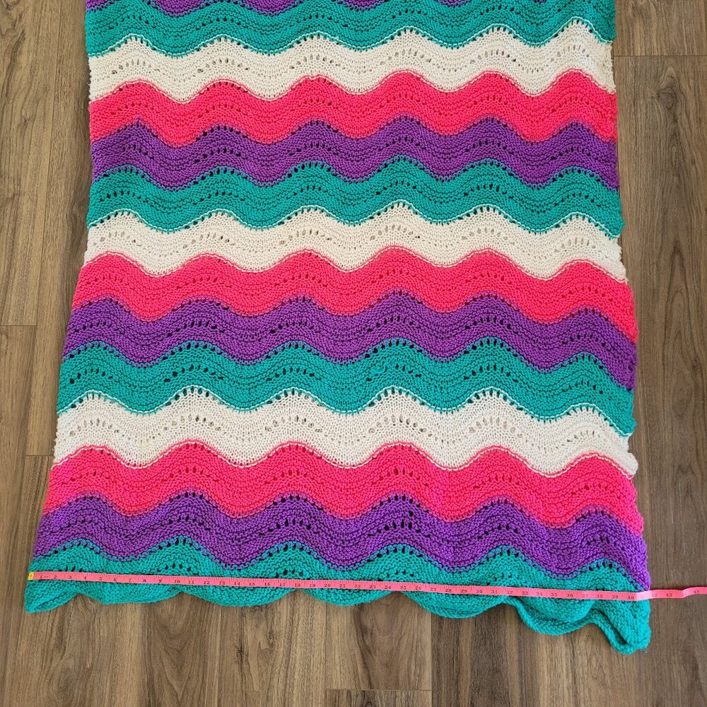 Hand-made Colorful Wave Pattern blanket - Picture 7 of 8